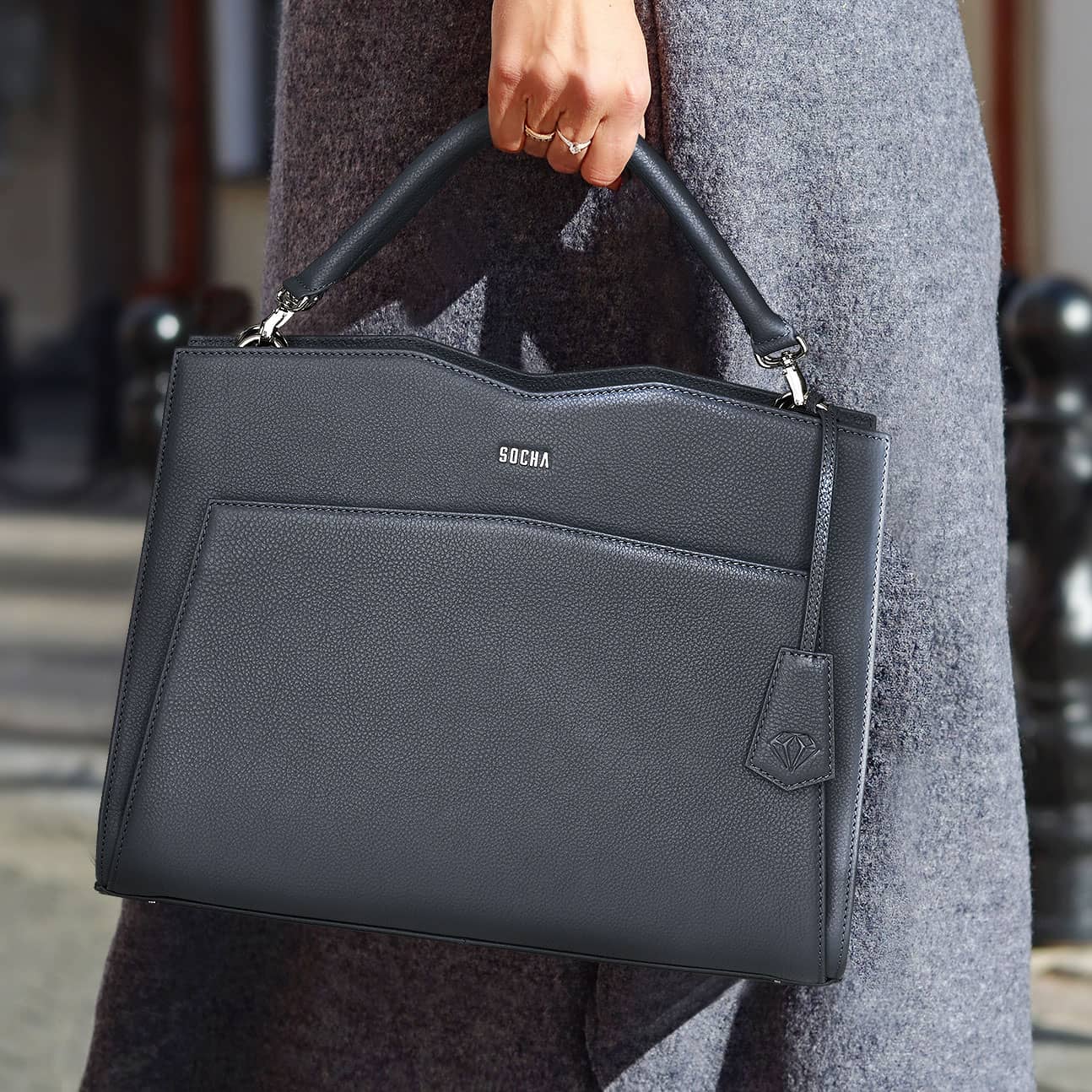exklusive socha designertasche aus leder für laptops, hier modell shoulder grey mit model